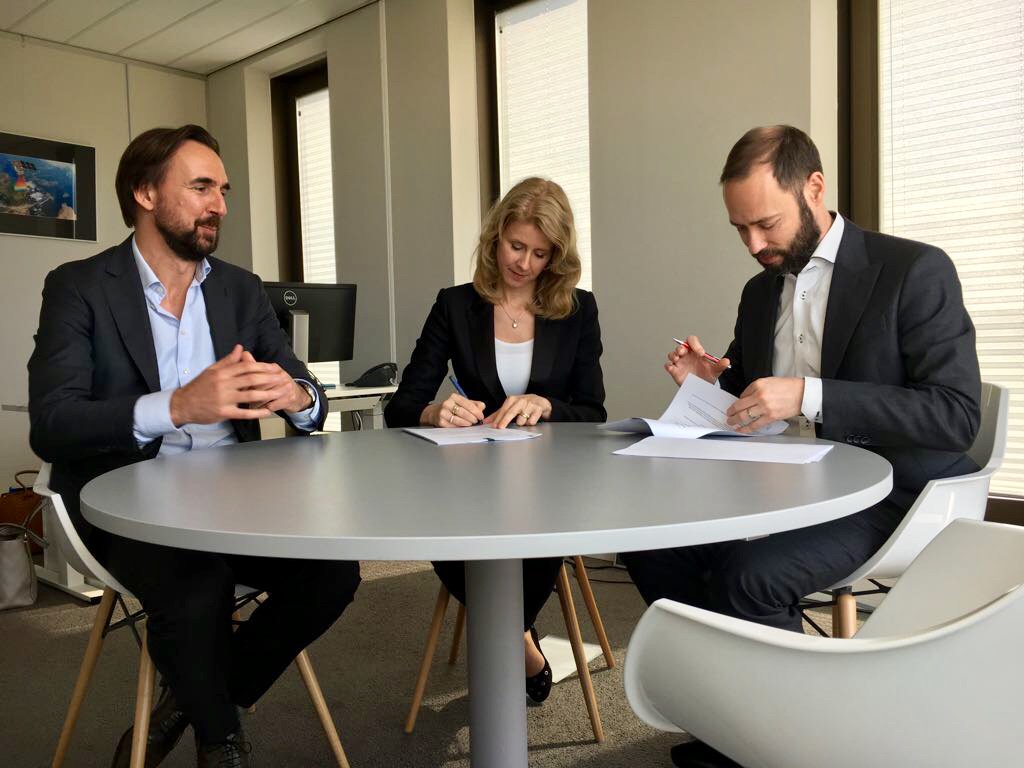 Ministerie_EZK's tweet photo. Stas @MonaKeijzer feliciteert @ATG_Jeroen &amp; @ATG_Bas met de leningsovereenkomst van een nieuw Seed Business Angels Fonds. Met deze regeling richt de overheid zich op verbetering van het financieren van innovatieve starters tijdens de vroege levensfase - https://t.co/5wNyrTxE23 https://t.co/hXZYUzNzGH