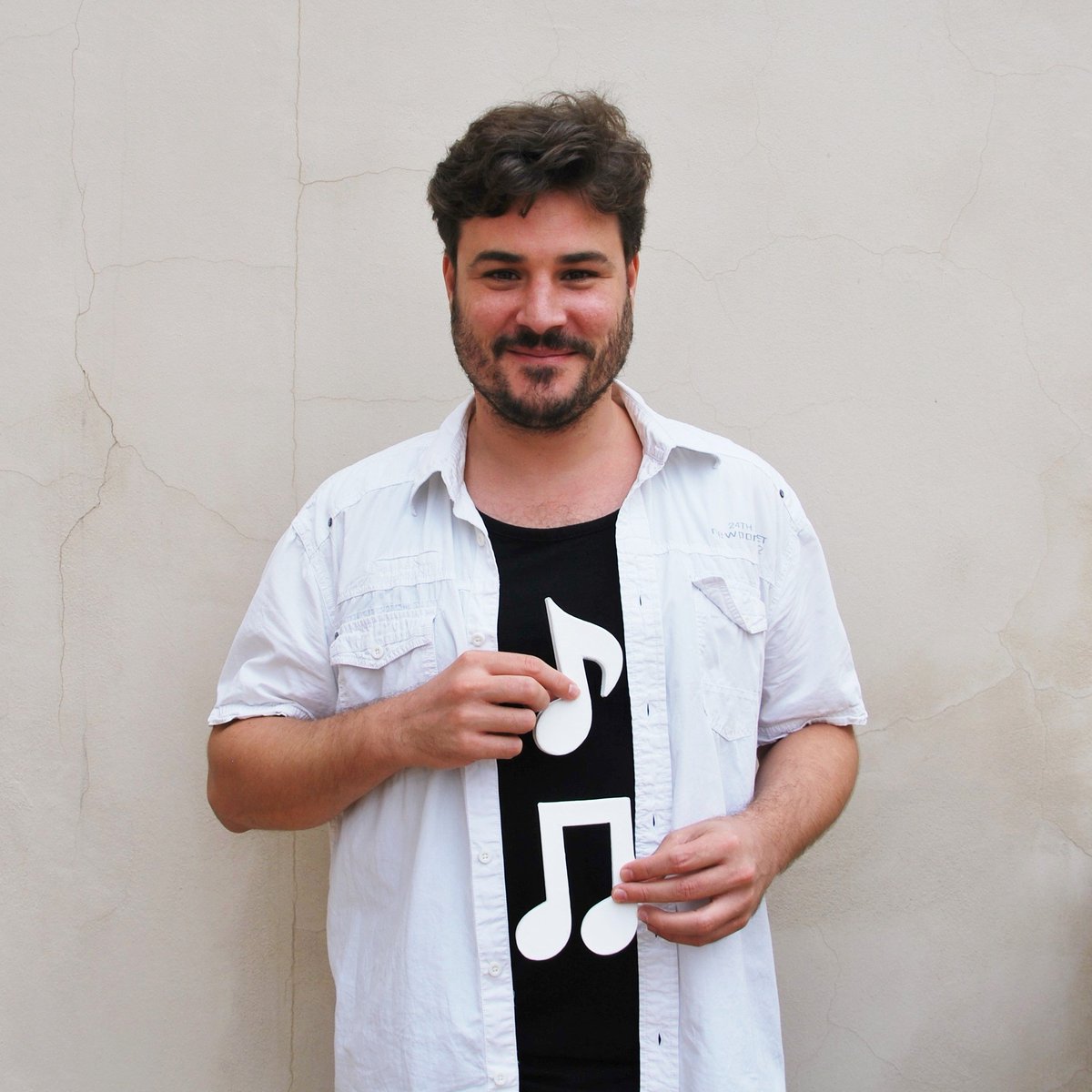 EMMCabrils's tweet photo. Avui l'#EntrevistadelaSetmana avui coneixem una mica més al nostre professor de guitarra: l'Aleix Vives Llimona! https://t.co/8YXsmIGJpY https://t.co/CTlXKHEMAP