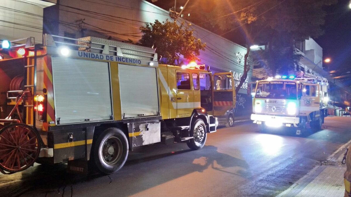 BomberosK3's tweet photo. Primer servicio de los gemelos AB33 y AB34 juntos en incendio de pizzería, ambos flamantes vehículos de emergencia donados por la organización CASC APPUI (Francia). https://t.co/JRhTh9M1WI