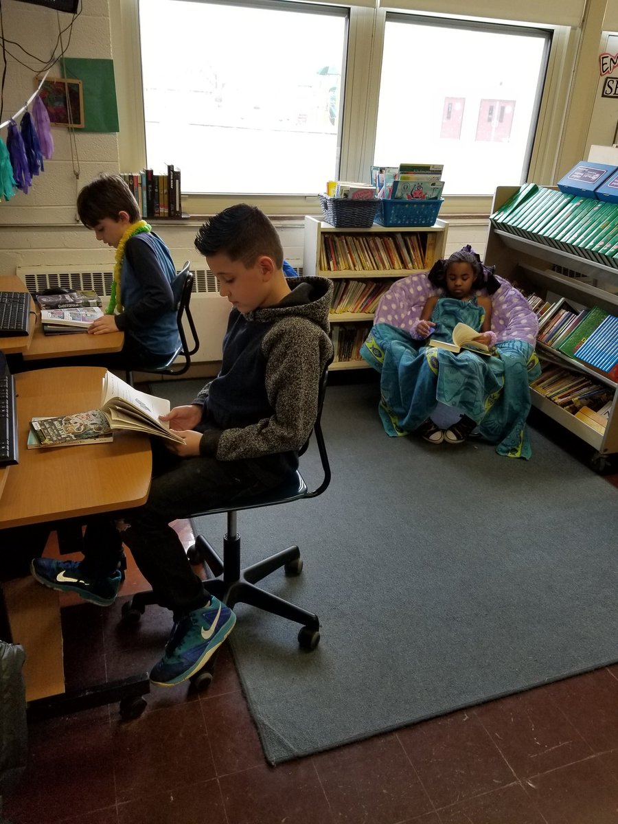 missjazowski's tweet photo. KG students can't wait to read on a sunny beach, especially after the snow this morning...@Lockport91 #KGpride https://t.co/oEuEpOr7s6