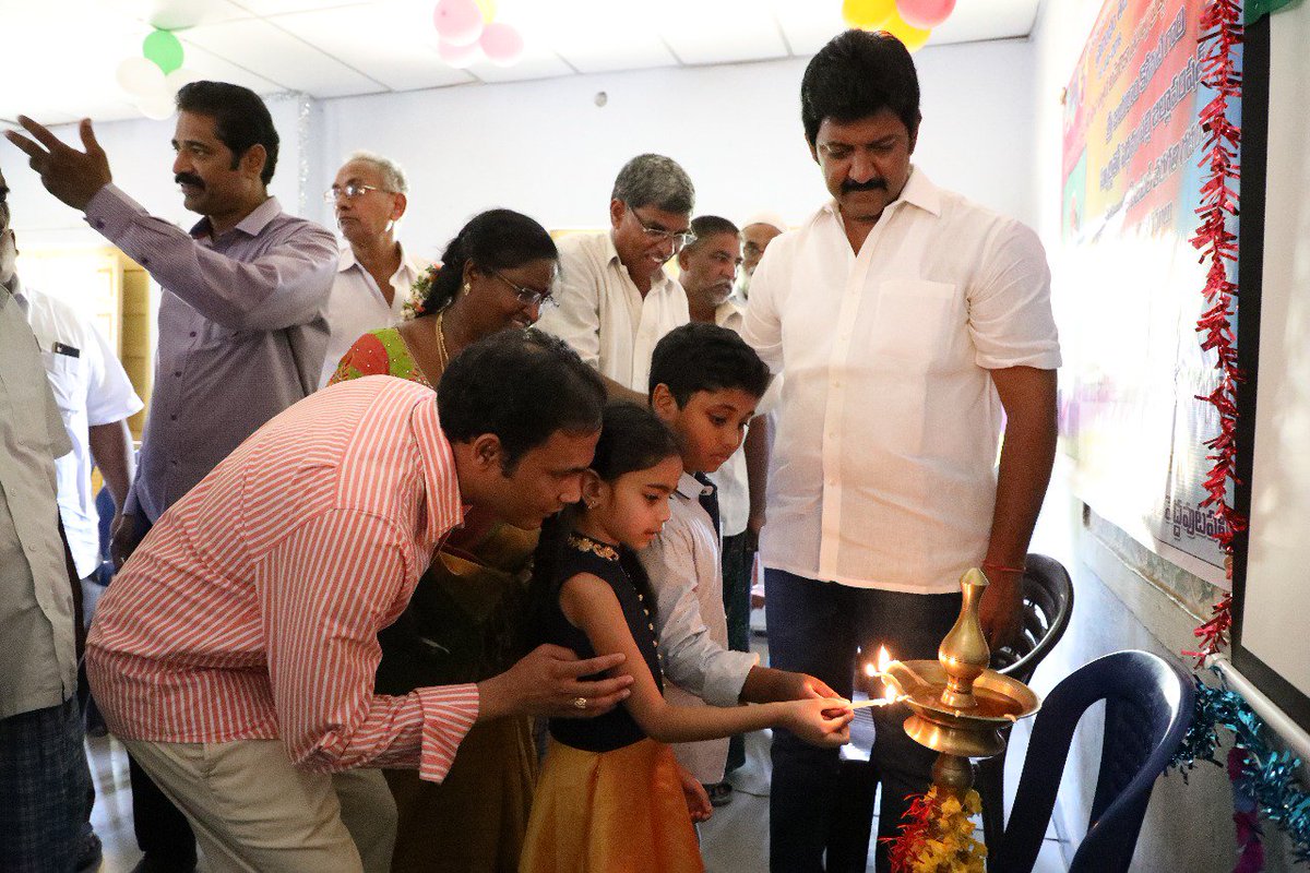 APJanmabhoomi's tweet photo. The digital classroom inauguration at ZPHS Pedda Avutapalle was done by Sri. Vallabhaneni Vamsi Mohan, MLA. He lauded the efforts of NRIs towards their support for #DigitalKrishna.
Lastly, he also felicitated Sri. Krishna Nandamuri, the donor of the digital classroom. https://t.co/mcRJbI0kfx
