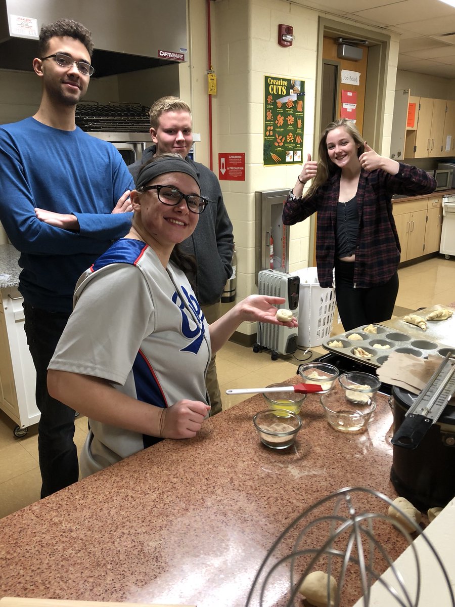 MissSavitski's tweet photo. Shaping dinner rolls in #CulinaryArtsII during our last lab before our practical! #yeastbreadunit 🥖🍞 https://t.co/4teAGfqMgP