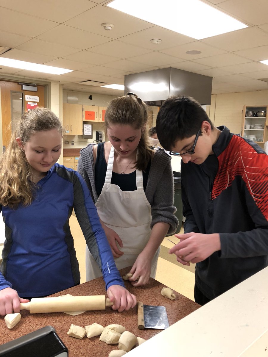 MissSavitski's tweet photo. Shaping dinner rolls in #CulinaryArtsII during our last lab before our practical! #yeastbreadunit 🥖🍞 https://t.co/4teAGfqMgP