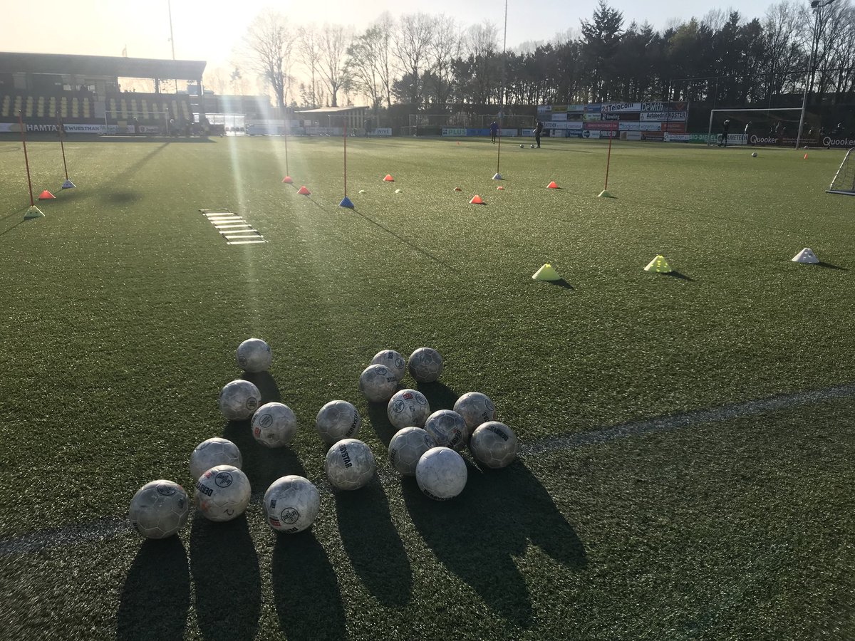 PascalDiender's tweet photo. Perfecte omstandigheden voor individuele training @DVS33NL #talententraining #ontwikkelen #voetbal https://t.co/6jj75qwvHQ