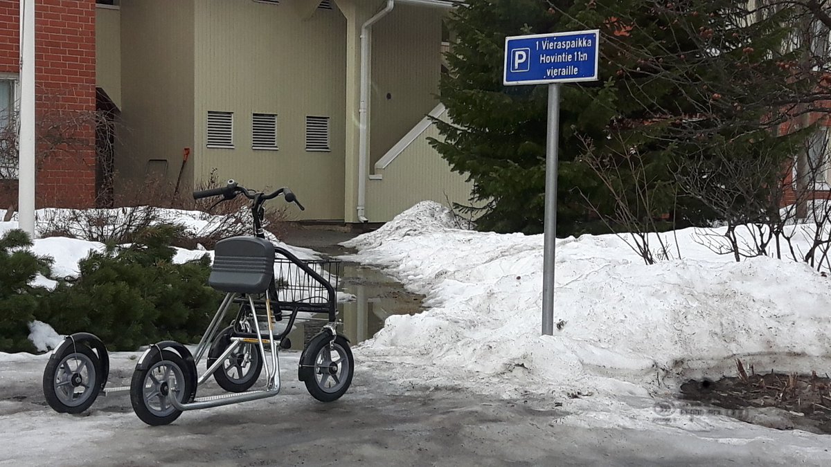 Onko kuvassa oleva ajoneuvo pysäköity oikein?