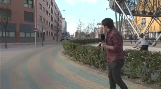 MadridDirecto's tweet photo. Vecinos  del Ensanche de Vallecas nos escriben para denunciar la proximidad de un parque al paso de vehículos. Antes había unos pivotes que impedían la circulación, y ahora no están.

@JorgeLimia conoce los peligros a los que se enfrentan  los niños que juegan allí

#MD147 https://t.co/0vFDyLYpvz