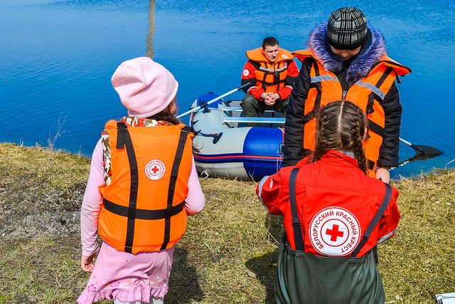 IFRC_Europe's tweet photo. Flooding in #Belarus is continuing to affect 6,000+ people whose homes have been damaged or cut off by water. Emergency teams from @Red_cross_BY are using boats to reach those who need support https://t.co/3AEk0RscRo
