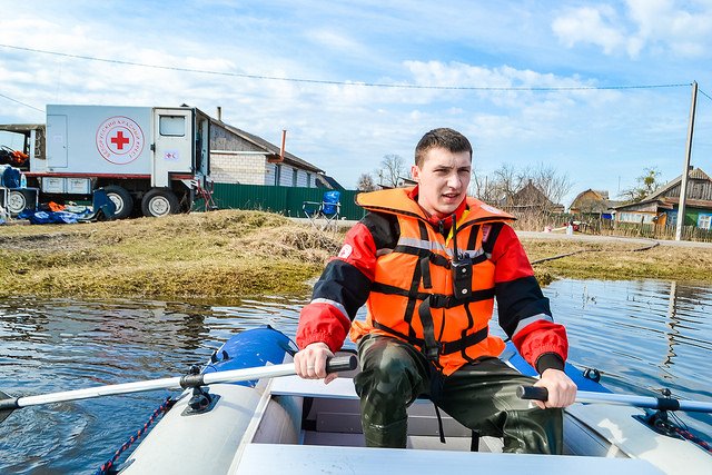 IFRC_Europe's tweet photo. Flooding in #Belarus is continuing to affect 6,000+ people whose homes have been damaged or cut off by water. Emergency teams from @Red_cross_BY are using boats to reach those who need support https://t.co/3AEk0RscRo