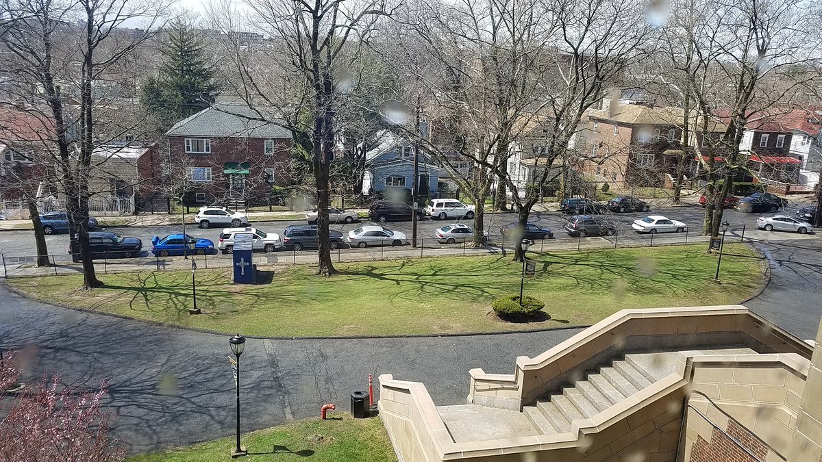 MountToday's tweet photo. Hello Sunshine! #SpringatTheMount 🌱🌸🌳☔🌞 https://t.co/Kbej5Kj89s