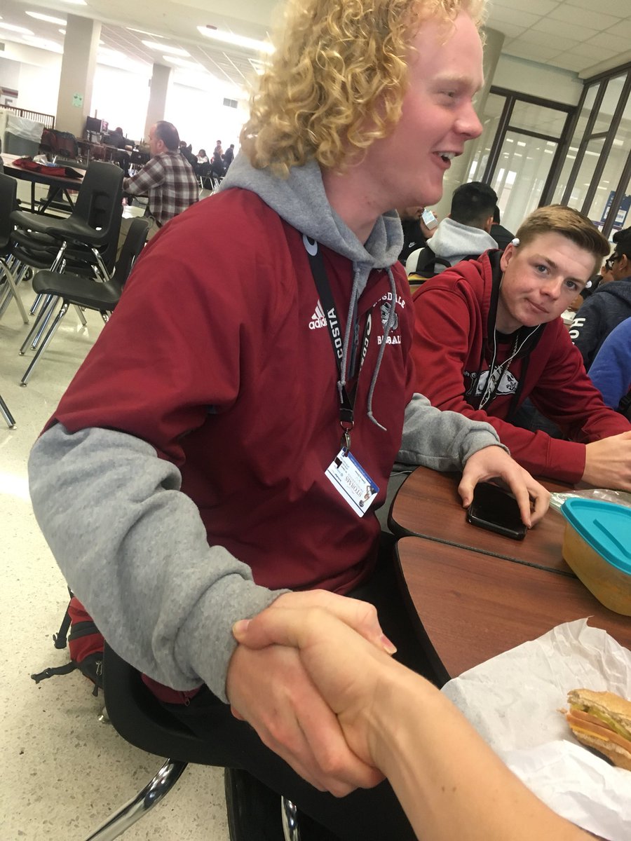 laynehutchins4's tweet photo. 500 RTs And he will turn his golden locks into a mullet for prom 👍🏻 https://t.co/tpwpPkoORT