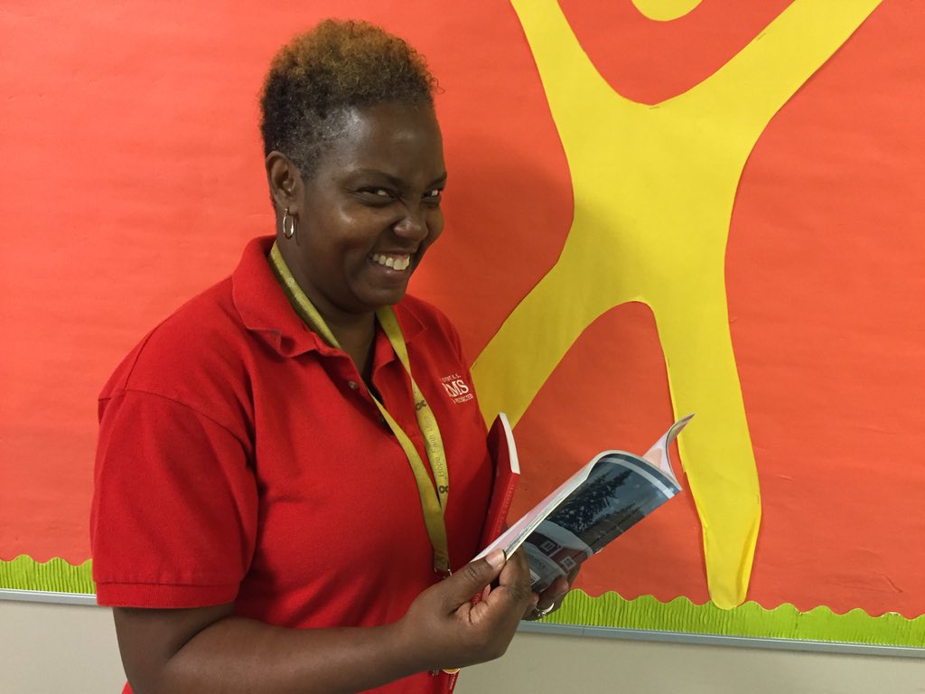 MsVickieTucker's tweet photo. The more kids read, and talk about what they read, the faster they learn English! 🎉 Ms Robinson, ESL Teacher @Revere_Patriot is ready for end-of-year Reading Push 📚for her new arrivals to read in small interest groups. 👥🗣👥🗣👥 https://t.co/WB3sNWCLb8
