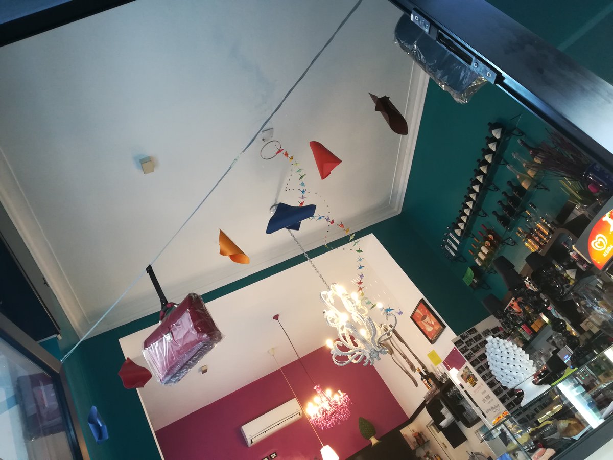 AstolfiPelle's tweet photo. Il #design trova anche posti insoliti per esprimersi. Abbiamo deciso di essere #sospesi nell'aria. Ecco alcune nostre creazioni che per la settimana del #SalonedelMobile rimarranno esposte al BarGluck #FUORISALONE #DesignWeek2018 #designweek #salonedelmobile2018 #FuoriSalone2018 https://t.co/6LeJEr7kJc