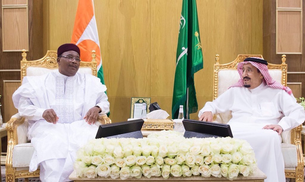 almlllk's tweet photo. #خادم_الحرمين_الشريفين يلتقي في مقر الحفل الختامي لتمرين #درع_الخليج_المشترك1 رئيس جمهورية #النيجر، ورئيس وزراء #باكستان. https://t.co/bwWSWkWTcf