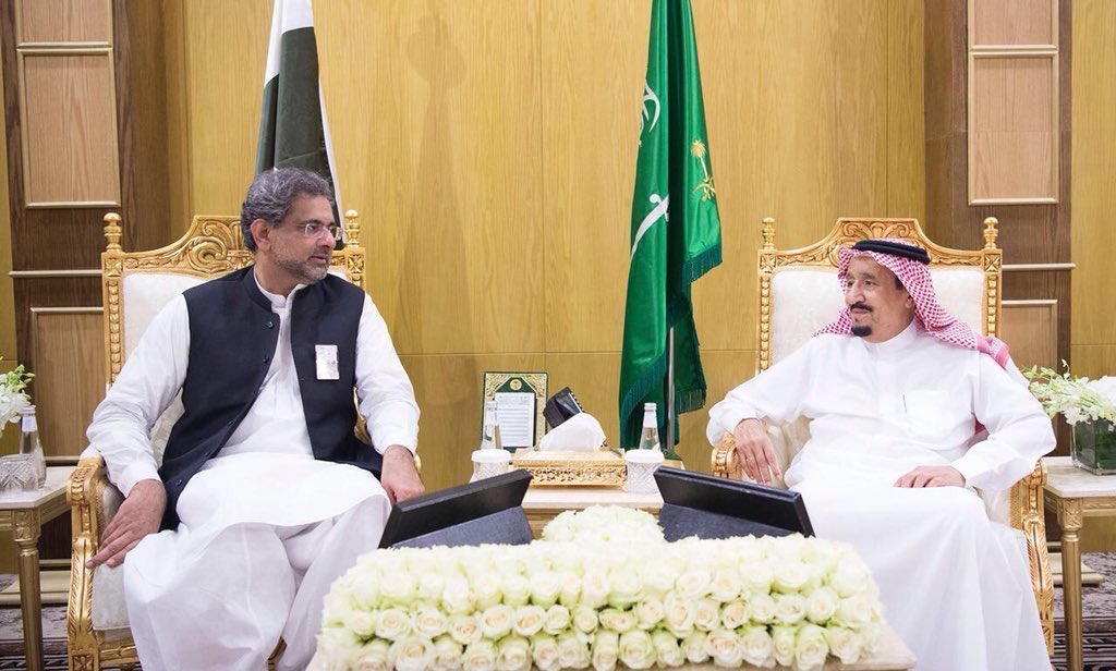 almlllk's tweet photo. #خادم_الحرمين_الشريفين يلتقي في مقر الحفل الختامي لتمرين #درع_الخليج_المشترك1 رئيس جمهورية #النيجر، ورئيس وزراء #باكستان. https://t.co/bwWSWkWTcf