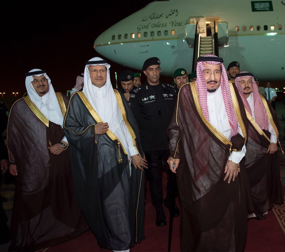 almlllk's tweet photo. وصول #خادم_الحرمين_الشريفين الرياض قادماً من المنطقة الشرقية.

#الرياض #السعودية #الملك_سلمان https://t.co/04qYPDGrNE