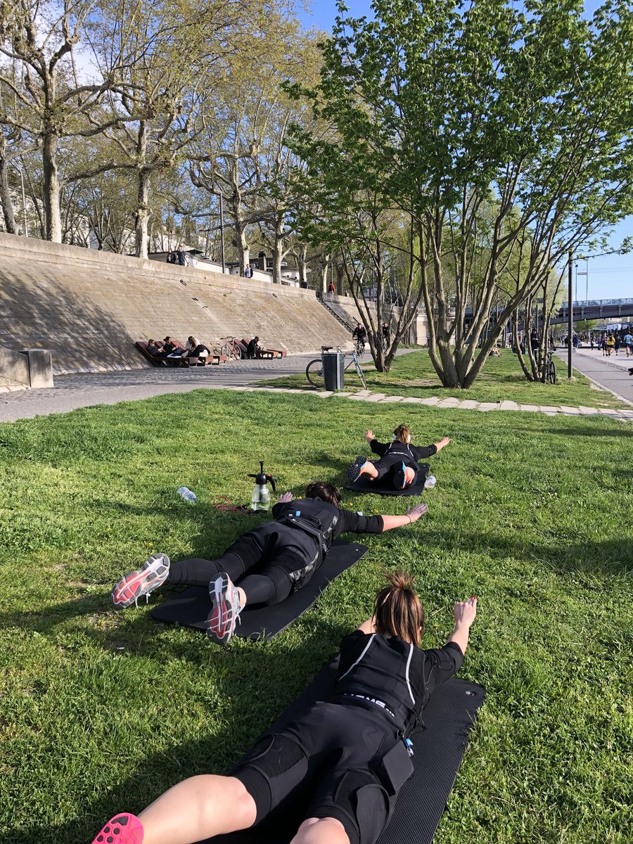 FlorenceRebrond's tweet photo. Séance  EMS en extérieur pour bien démarrer la semaine ...  footing abdo fessiers .. merci @Intensifitlyon #lyon #onlylyon #sport #bienetre #ems #intensifitlyon https://t.co/1iWio3veDq