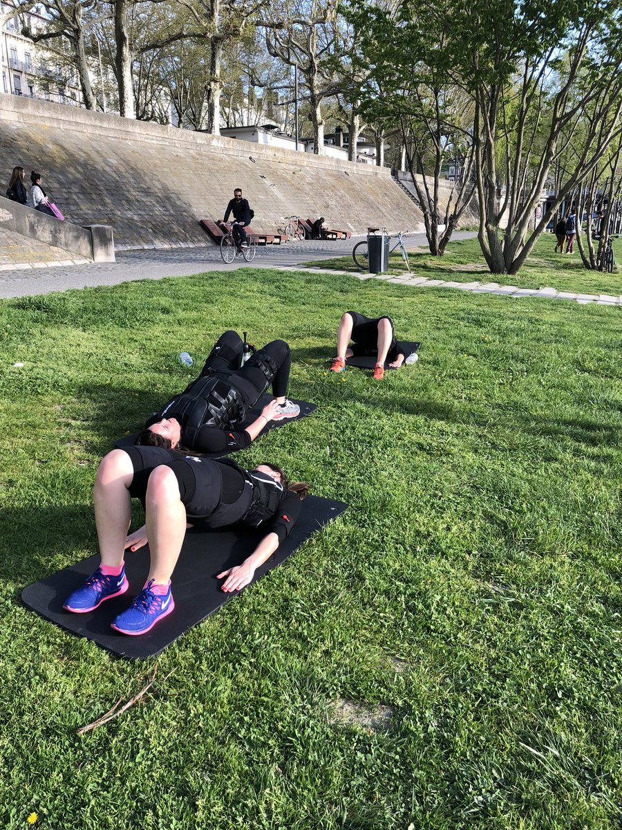 FlorenceRebrond's tweet photo. Séance  EMS en extérieur pour bien démarrer la semaine ...  footing abdo fessiers .. merci @Intensifitlyon #lyon #onlylyon #sport #bienetre #ems #intensifitlyon https://t.co/1iWio3veDq