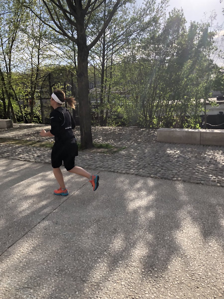 FlorenceRebrond's tweet photo. Séance  EMS en extérieur pour bien démarrer la semaine ...  footing abdo fessiers .. merci @Intensifitlyon #lyon #onlylyon #sport #bienetre #ems #intensifitlyon https://t.co/1iWio3veDq