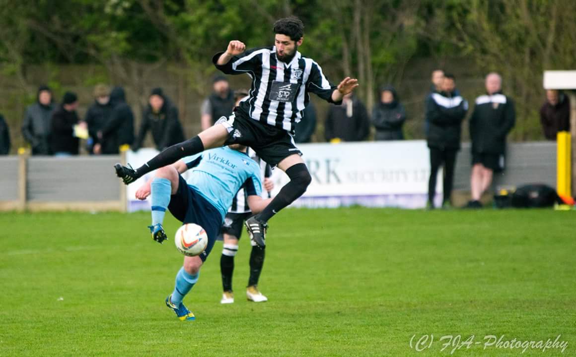BarntonFans's tweet image. A throw back to this time last year, not sure about the tackle from @barntonfc's @paddyhamid26 #KungFuPaddy #GroundhopDay @fja_photography