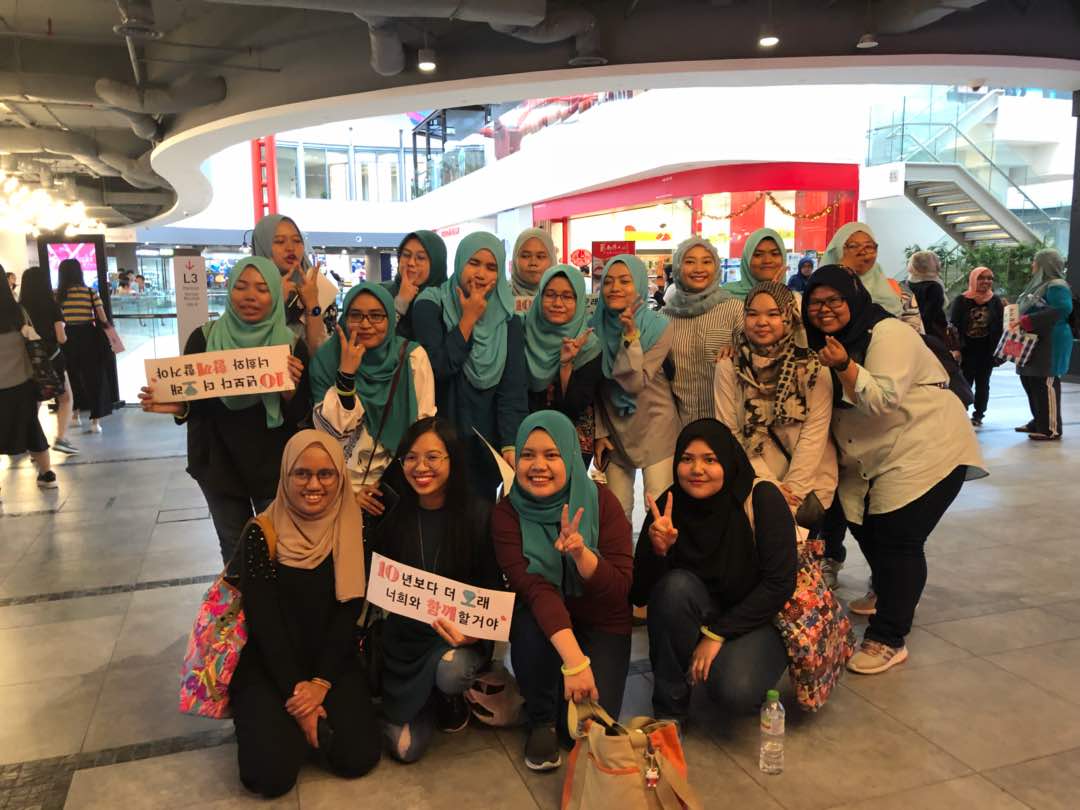 naqibhana's tweet photo. I just felt like real concert. Thanks for organising and special thanks to our TROOPs making the weekends special 💖💖💕💕💎💎💎💎💎#SWCVDVDinMY #MYShawols https://t.co/7FW7H4TEVO