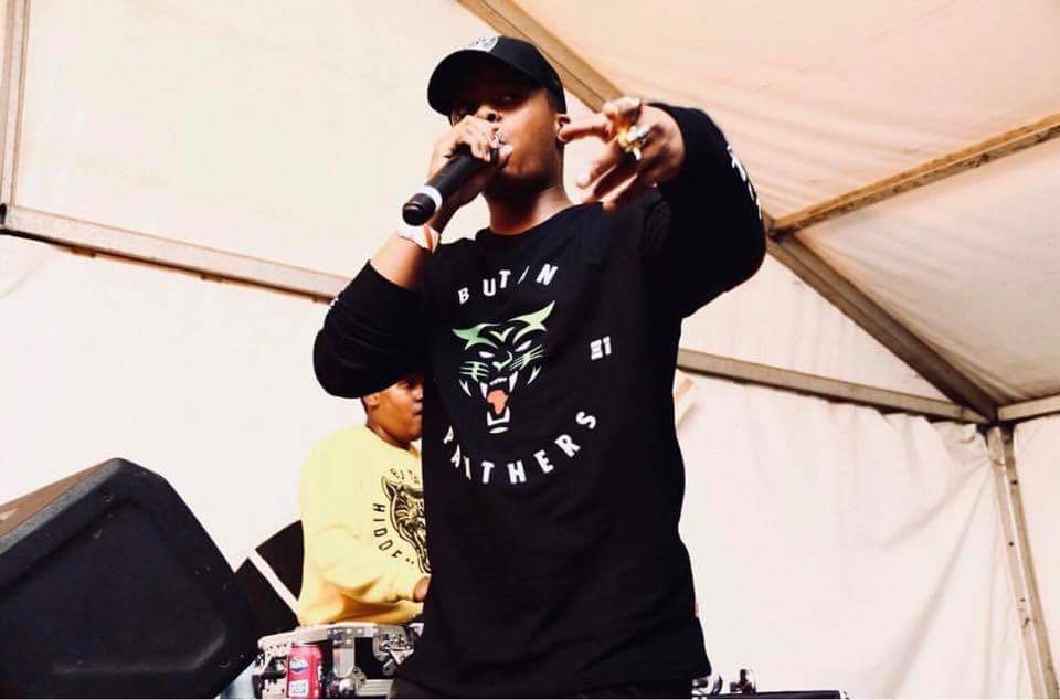 _HipHopConnect's tweet photo. "Mad vicious, ripping the mic and I mad stitch it/Still with that audio crack and you can't fix it/Look, all I know's to put my soul on the beat/Pull my pen and paper just to put my verse on repeat" ~ @KidTini

#MetaphorMonday https://t.co/FWM4VTwnNc