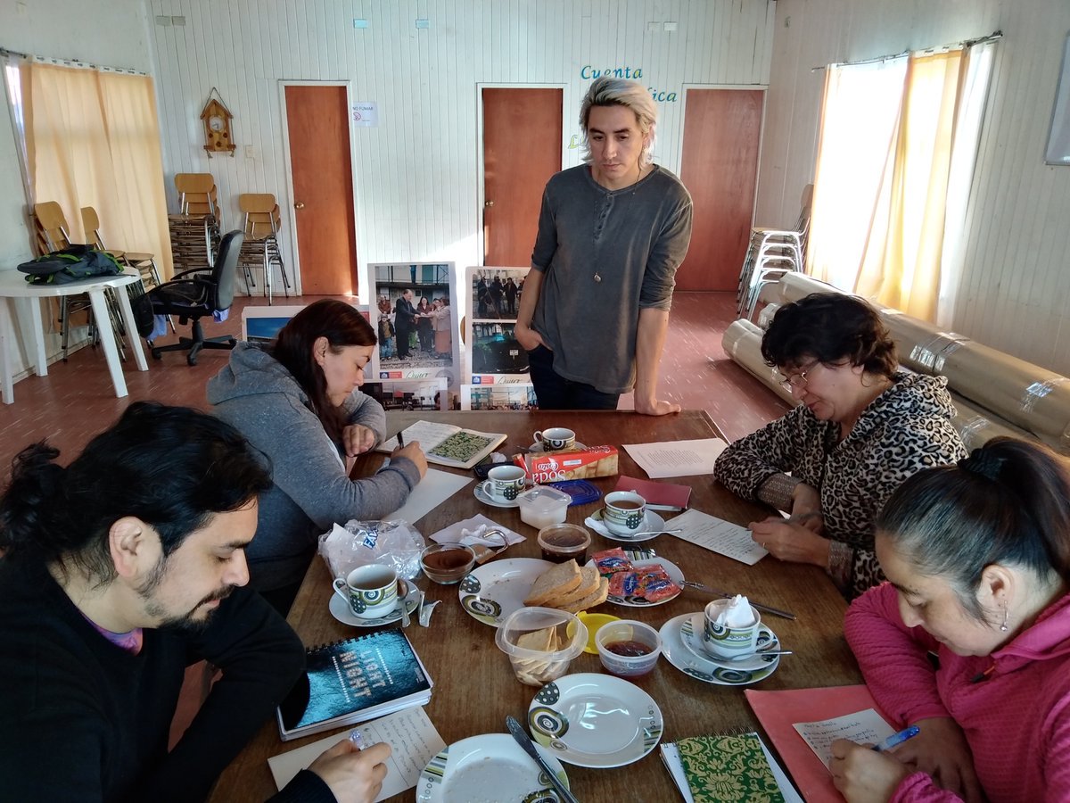Vecinos de los barrios #LosLagos y #AmpliaciónMirasol de #PuertoMontt construyen su memoria para ser plasmada en un "Libro Objeto", como parte de un taller de la Dibam (vía @barriosptomontt )