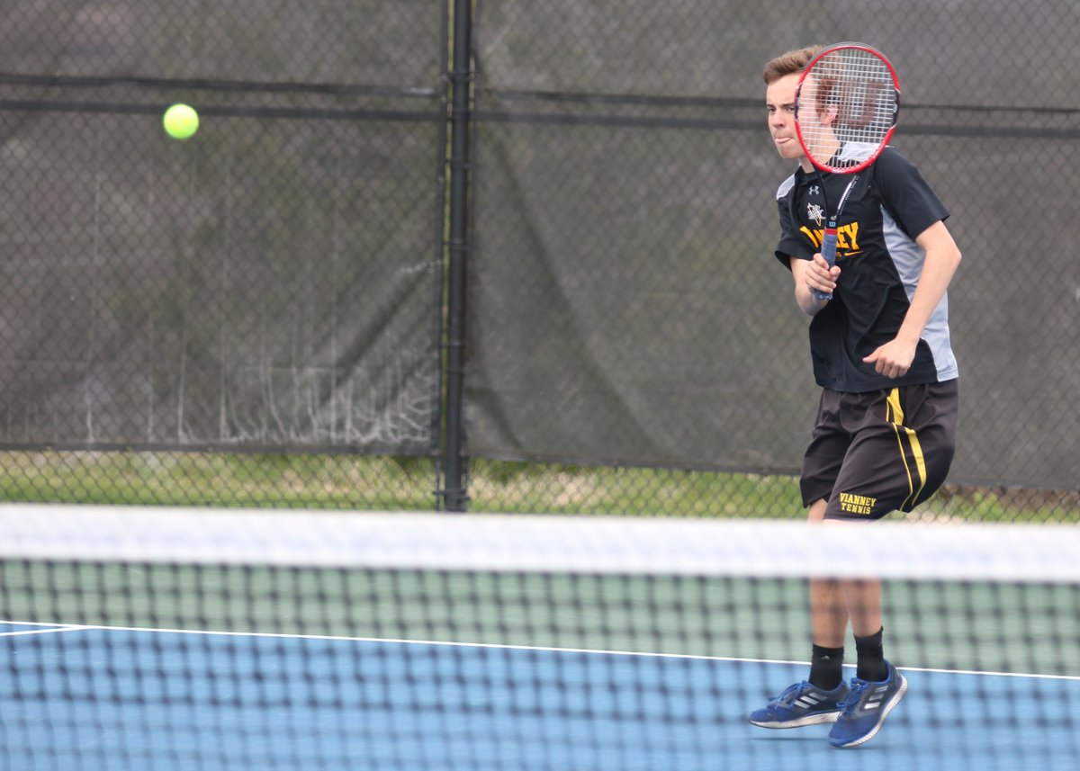 VHighTennis's tweet photo. This week in Vianney Tennis:
Monday 16th: Home Opener MCCluer North (Watson Trails)
Tuesday 17th: @ Webster (Rec)
Wednesday 18th: @ Oakville (Bernard Middle)
Thursday 19th: Desmet (Watson Trails; Friends of Cancer Match) https://t.co/iWcpHQBOwx