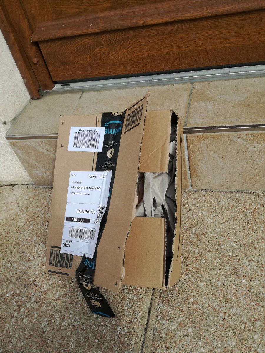 SPAsipe's tweet photo. Merci Amazon Logistics pour cette magnifique livraison en mon absence, pourtant indiquée livrée en main propre sur le site ... @AmazonHelp https://t.co/yqplVoUYjy
