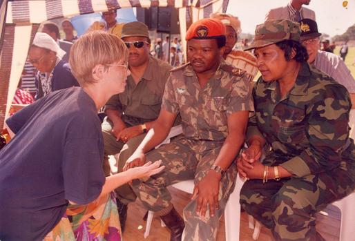 Two comrades who felt the wickedness of Mandela's betrayal are #WinnieMandela & Bantu Holomisa.
#Winnie was first Deputy Minister to be fired after 10months in office.
Bantu was first high-profile member expelled from ANC post 1994. It all happened under Tartar
#SydneyMufamadi