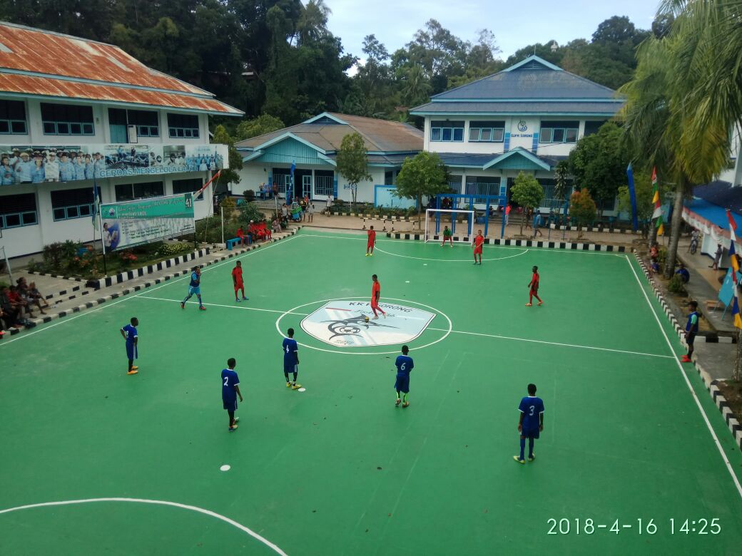 BRSDMSUPMSorong's tweet photo. Pertandingan Futsal Hari ke-3 antar SMP Se-Kota Sorong dalam rangka HUT SUPM Sorong sekaligus sosialisasi dan memperkenalkan SUPM Sorong kpd calon peserta didik dari berbagai Sekolah setingkat SMP/Sederajat.
@Erni_Kristina
@bsuprakto 
@mzulficar 
@Pusdik_KP 
@brsdm_kp https://t.co/EgDHNBP1mn