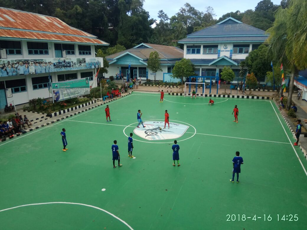 BRSDMSUPMSorong's tweet photo. Pertandingan Futsal Hari ke-3 antar SMP Se-Kota Sorong dalam rangka HUT SUPM Sorong sekaligus sosialisasi dan memperkenalkan SUPM Sorong kpd calon peserta didik dari berbagai Sekolah setingkat SMP/Sederajat.
@Erni_Kristina
@bsuprakto 
@mzulficar 
@Pusdik_KP 
@brsdm_kp https://t.co/EgDHNBP1mn