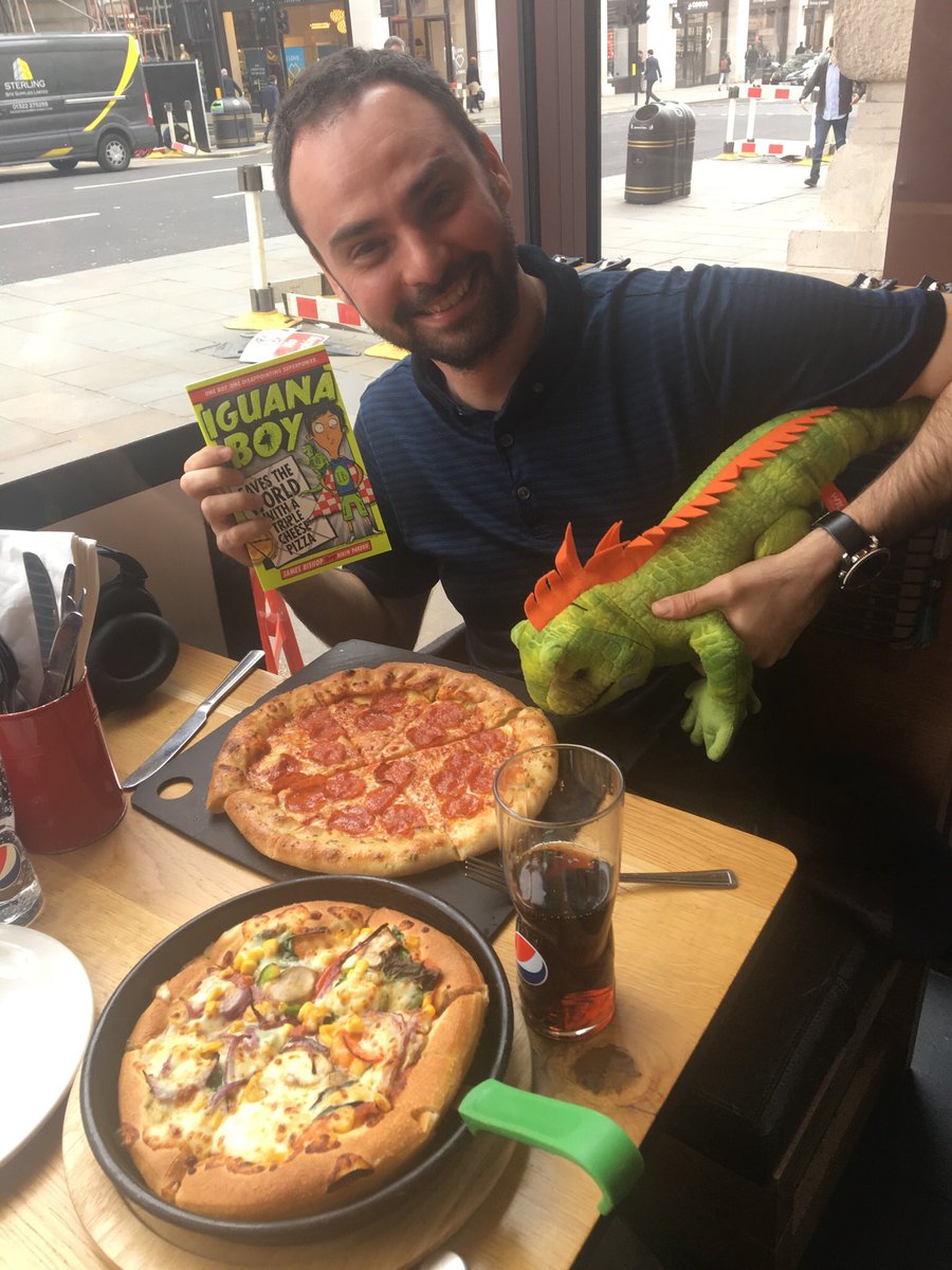 HachetteKids's tweet photo. And no #IguanaBoy book tour would be complete without cheesy pizza lunch - go on Paul! @bishy14 #itsallinadayswork 🍕 https://t.co/bW3e14Q6u4