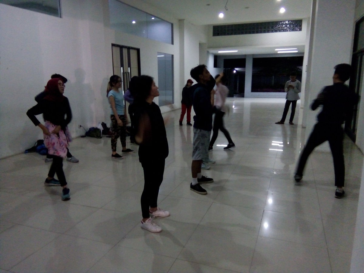 Haii..  Selamat malam, sekarang Modern Dance sedang ada latihan rutin di selasar Dekanat nih..   
Bagi teman - teman yang mau join manggaaa