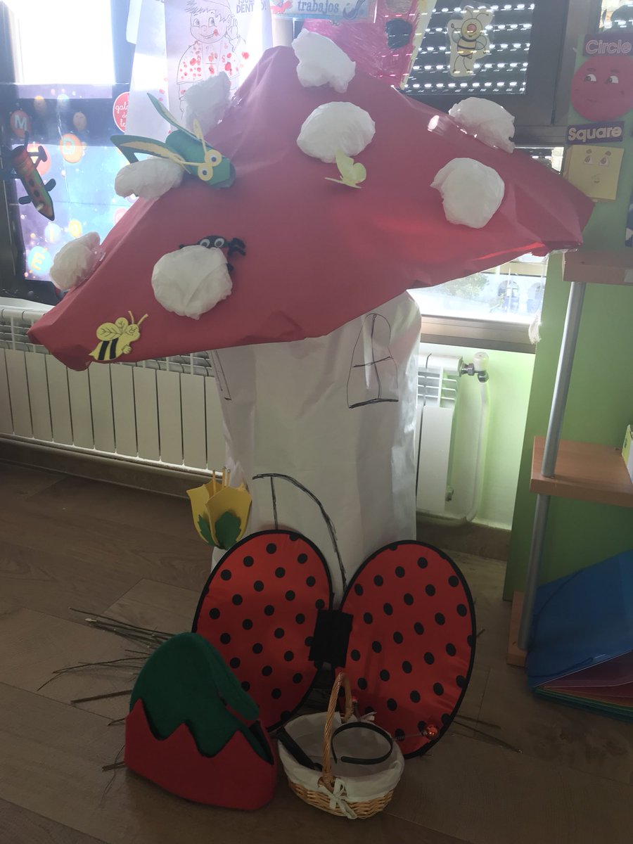 SusanaMoure's tweet photo. #proyectoexplora Gnomos tras la huella, al llegar al cole nos encontramos pistas un mensaje de un gnomo y una lupaaa @SMconecta2 https://t.co/BzHm1eY6TY