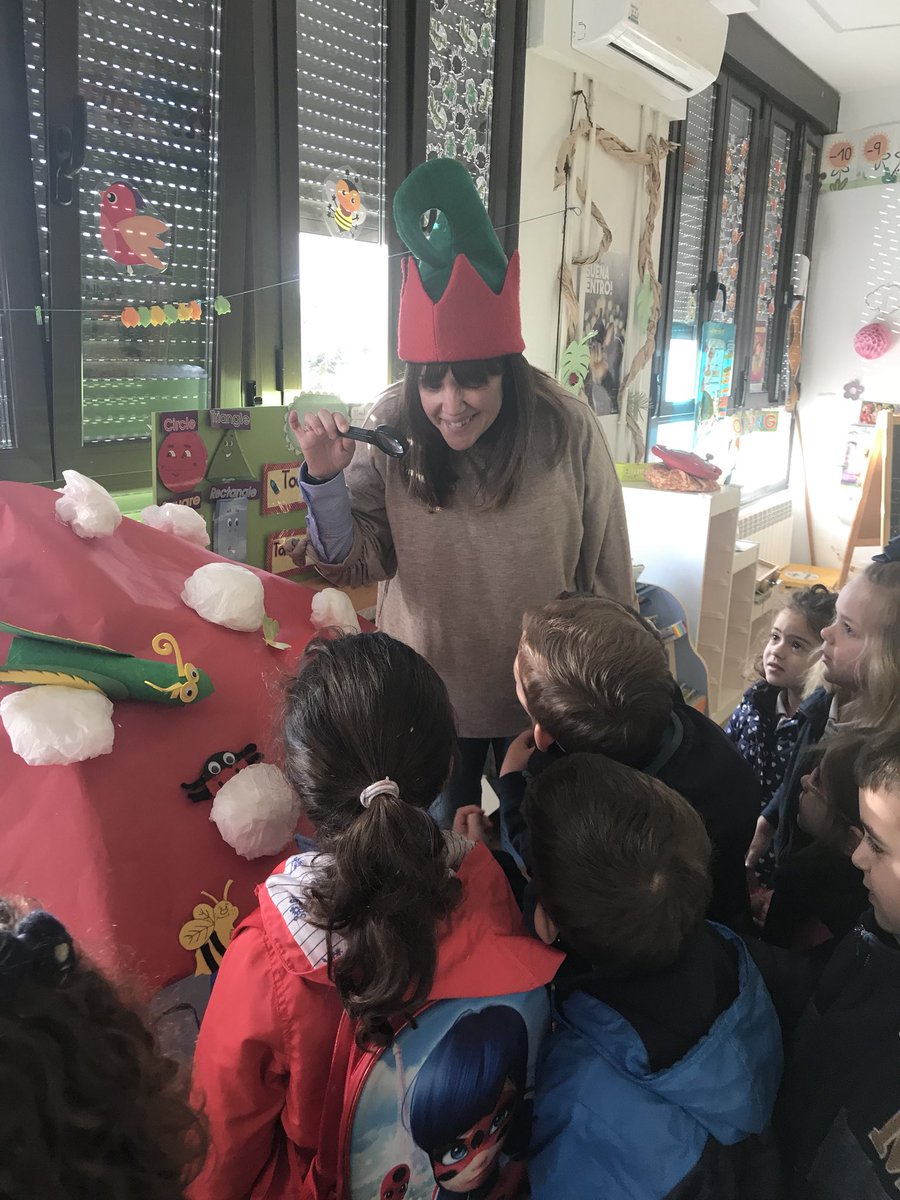 SusanaMoure's tweet photo. #proyectoexplora Gnomos tras la huella, al llegar al cole nos encontramos pistas un mensaje de un gnomo y una lupaaa @SMconecta2 https://t.co/BzHm1eY6TY