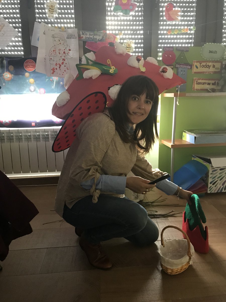 SusanaMoure's tweet photo. #proyectoexplora Gnomos tras la huella, al llegar al cole nos encontramos pistas un mensaje de un gnomo y una lupaaa @SMconecta2 https://t.co/BzHm1eY6TY