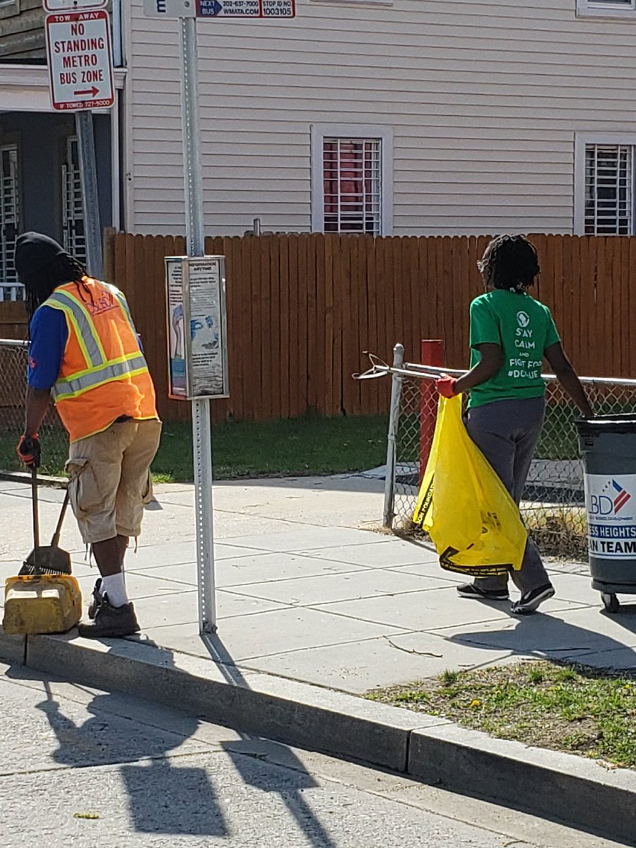 Destination_CH's tweet image. #MondayMotivation Live free and take care of your community. This past weekend residents, business owners s d just kind people came together to clean up the communities we live and work in. @CleanCityDC @SmallBizDC @CHCTDC #ward8dc #DestinationCongressHeights