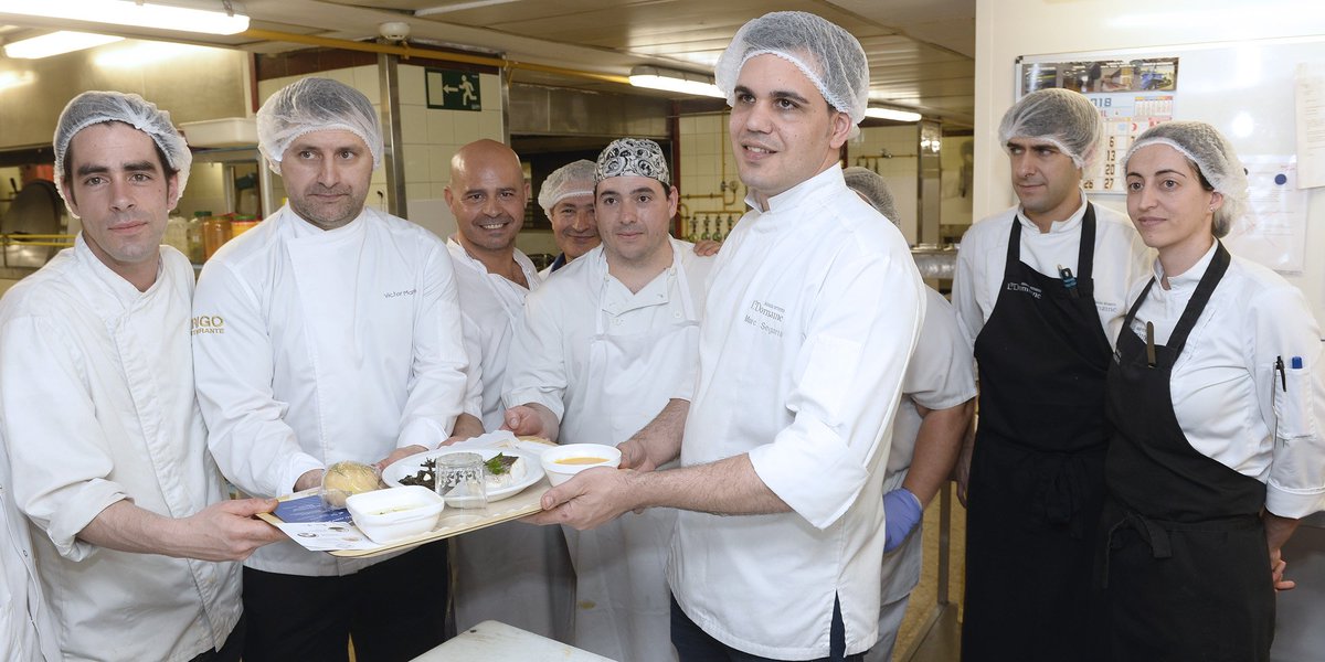 Para celebrar el 40º aniversario de #HospitalClinicoValladolid, <a href="/marc_sega/">Marc Segarra</a> ha participado en la elaboración del menú de hoy del hospital junto con <a href="/RteTrigo/">Trigo</a> y <a href="/RestauranteKubo/">Restaurante Kubo</a>, elaborando unas natillas de albahaca.