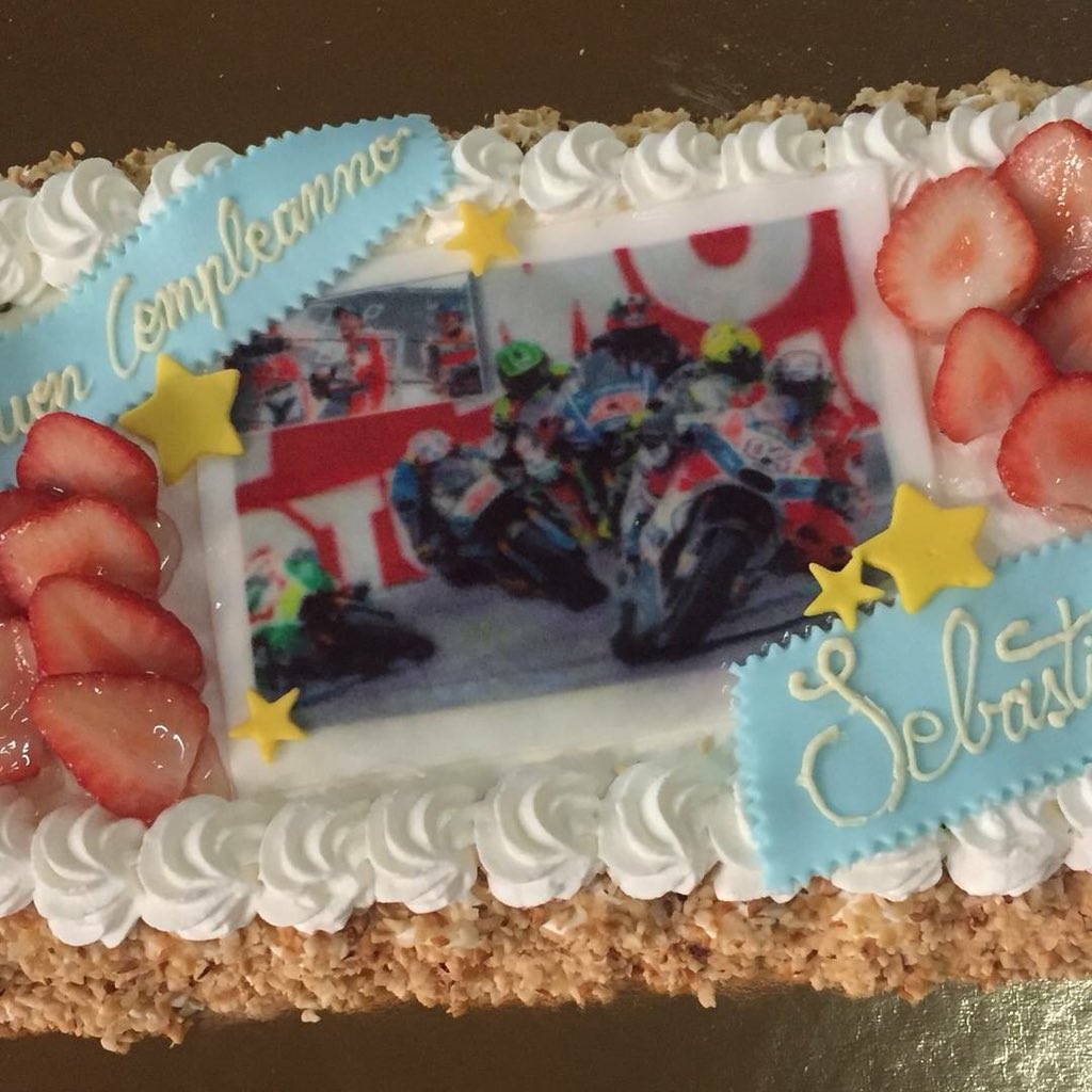 Claudiodibi88's tweet photo. @AndreaDovizioso ciao Andrea, mi sai un dire un evento nel centro/nord Italia in cui sarai ospite e sarà possibile far fare una foto con te a mio figlio? È un tuo fan sfegatato, guarda la sua torta di compleanno https://t.co/N27XffJtpJ