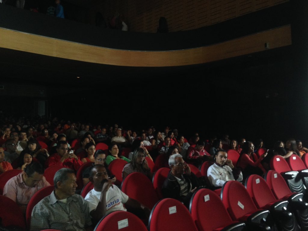 JovenDelBarrio's tweet photo. Ahora || Desde el Teatro Principal, en el Encuentro de Trabajadorxs del Ministerio de las Comunas. 

Tema: Bolívar Soberano. 

Las y los Jóvenes del Barrio Presentes! #AndamosEnOtra https://t.co/gkcdP3u6MU