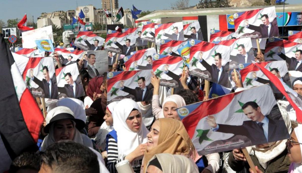 elcomercio_peru's tweet image. Cientos de #sirios apoyan al ejército de #AlAsad en #Damasco | #FOTOS ►goo.gl/ouSVAG