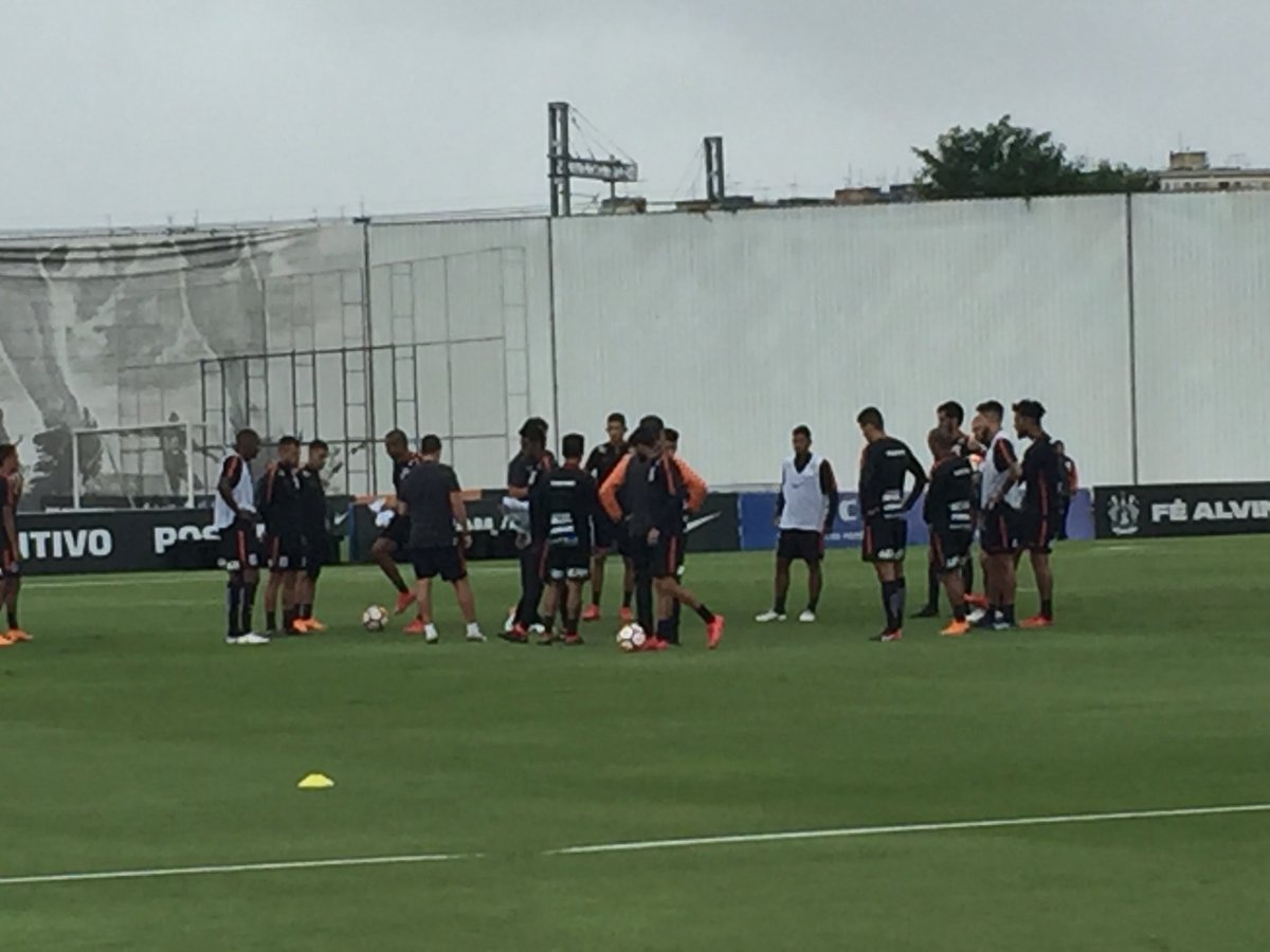 COMENTE: Roger já está no CT do Corinthians com o elenco