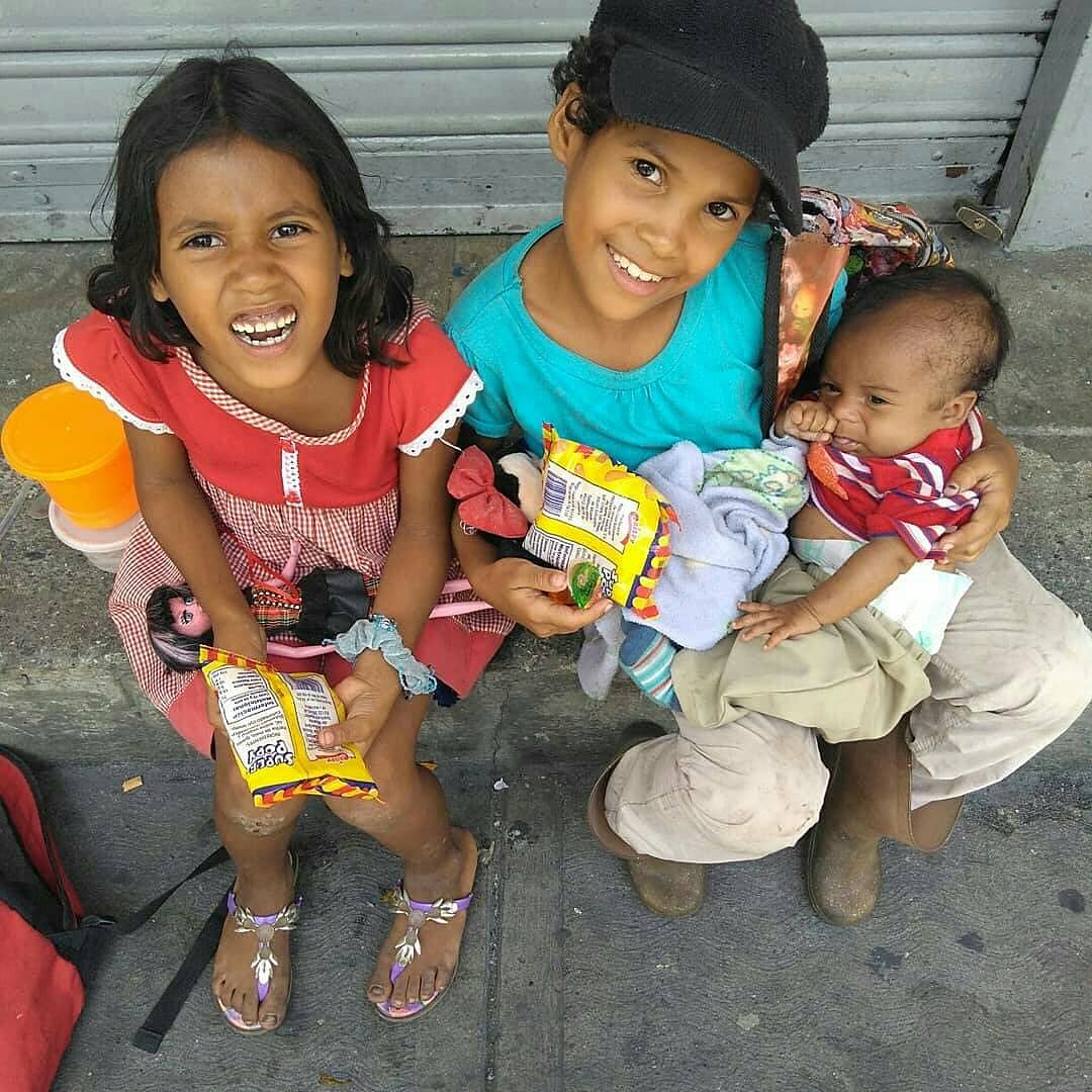 "Haz el bien sin mirar a quien..."

Con tu aporte, tus donaciones, con tu participación y con #TuManoAmiga logramos sacar estas sonrisas y continuar repartiendo esperanzas. Somos #UMA "Una Mano Amiga".

Que tengan feliz inicio de semana! 

#UnaManoAmiga #UMA #Venezuela