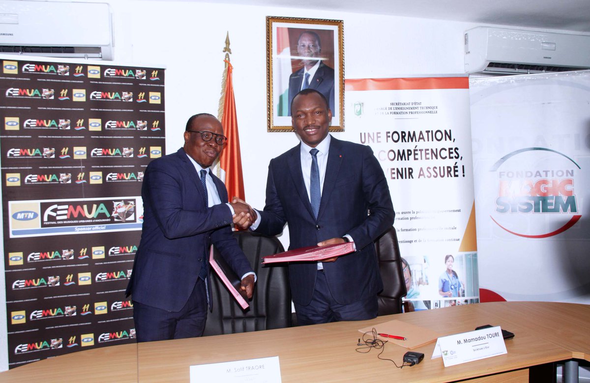 FormationProCi's tweet photo. Lundi 16 Avril 2018 

Cabinet du  Secrétariat d'Etat 
Signature de coopération entre le Secrétariat d'Etat et la Fondation Magic System pour le FEMUA 11ème Edition. https://t.co/cbOFmuWfOg