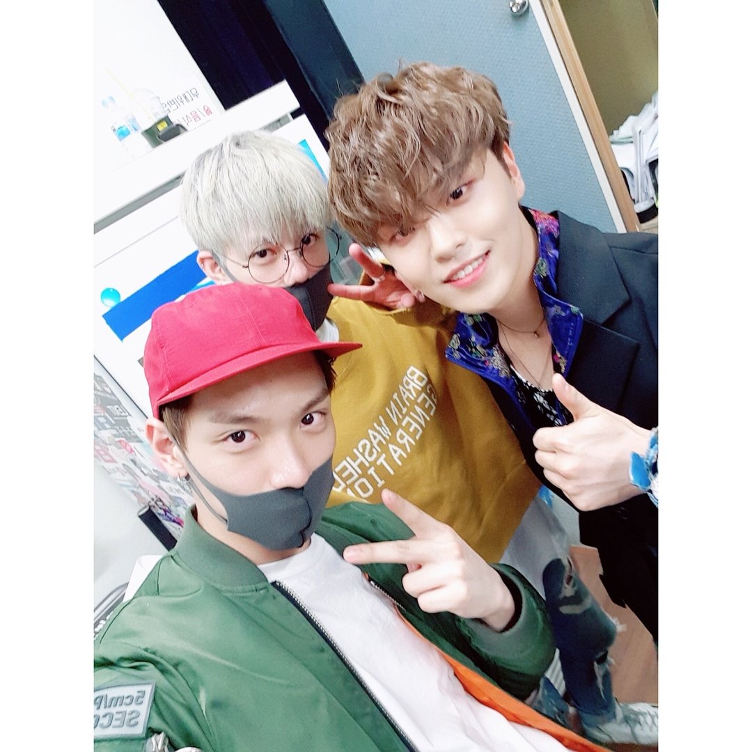 hyo_miii's tweet photo. [Trans] Today! After coming back to Korea, I was invited to my high school friend Hajun's showcase!!!! #NFlying #Chahun #Wrinkle #TheRose #HaJun #Void #Baby #HaJunI #likethesong!! #but #why #ami #notmadeup? #youtoo #bewithoutmakeup!! https://t.co/TJz3MfoSzn
