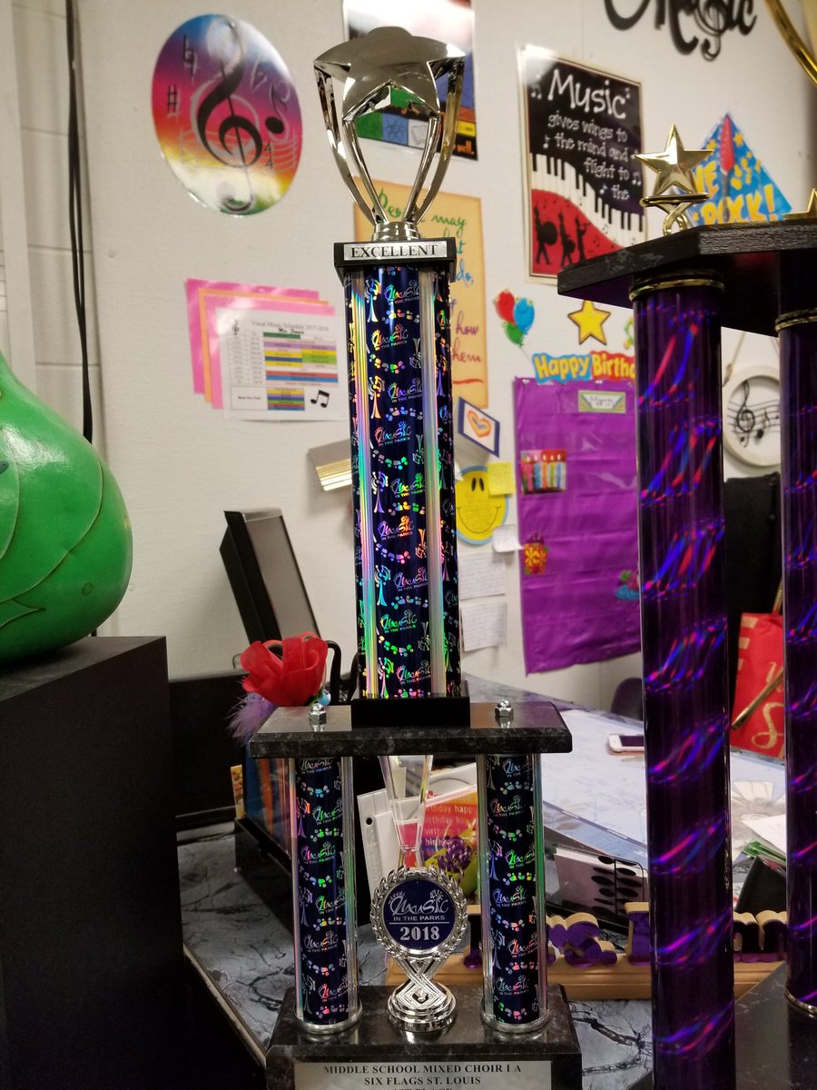 Falcons_BMS's tweet photo. Started our day with a Spirit Stick Run to celebrate Falcon Chorale's 1st Place performance at the Six Flags Music Festival this weekend. Great job students! Thank you to Director Sherry Francis for her leadership with this group. #WeAreBlairOaks #FineArtsFalcons https://t.co/G0URCQOmEs
