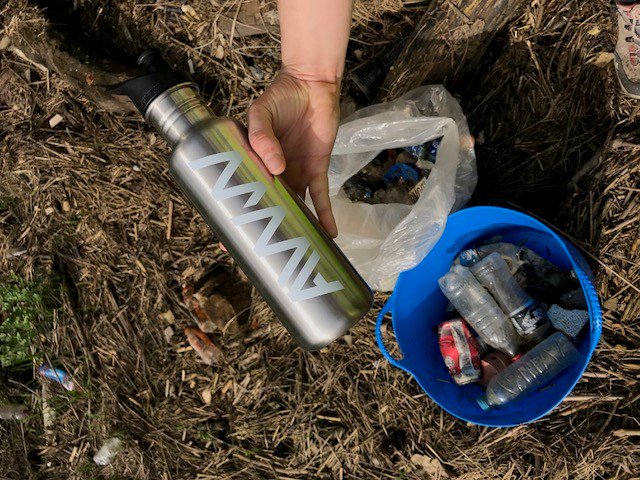 AWW_debh's tweet photo. Our shiny new practice @kleenkanteen water bottles providing refreshment to AWW team members involved in the big Avon Gorge clean up @sascampaigns #loveBristol #plasticnotfantastic https://t.co/7FUUMczN0t https://t.co/zKhTpkWEJH