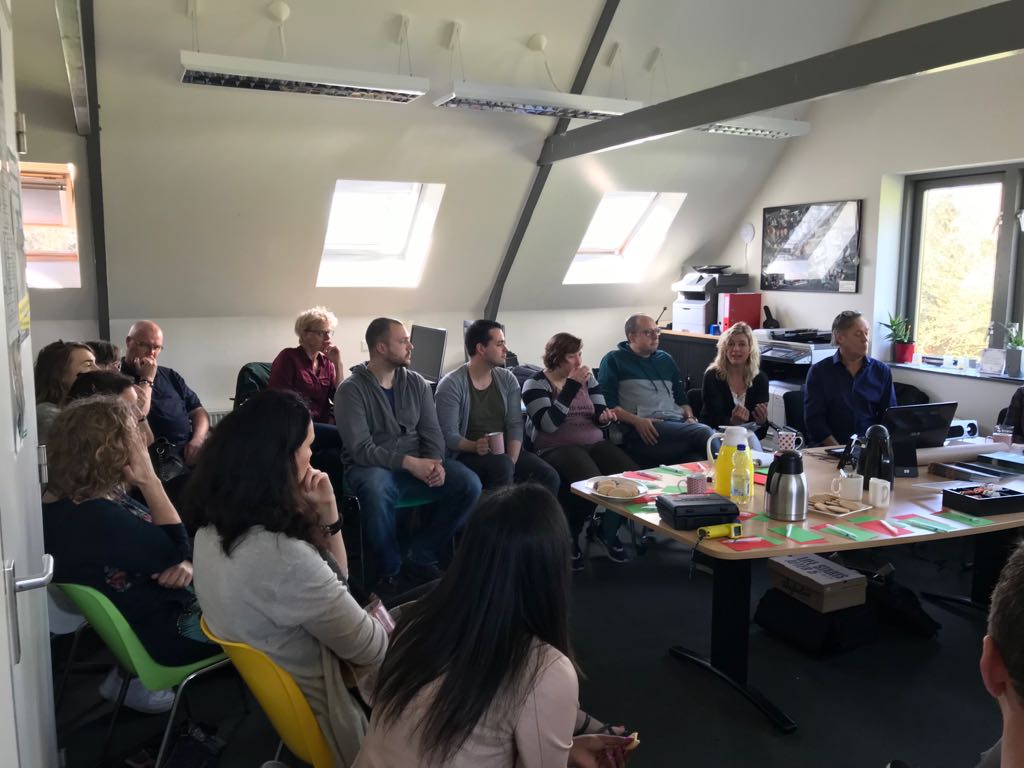 Perspectief_org's tweet photo. Een interactieve meedenkmeeting bij @Exodus_NH vanmorgen! Reactie ve deelnemer: "Hier heb ik echt wat aan in mijn werk! Zeker het stuk over het bespreken van directe slachtoffers met de cliënt (dader), door het eerst te hebben over zíjn familie (indirecte slachtoffers) bijv." https://t.co/yZljasfu75