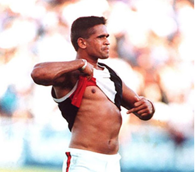 KeithConlon's tweet image. #OTD 25 years ago, a defining moment in Australia - Nicky Winmar’s stand against racism in footy. #AFL Pic: @WLudbey #Australiahttps://shar.es/1LOnHY via @NMA