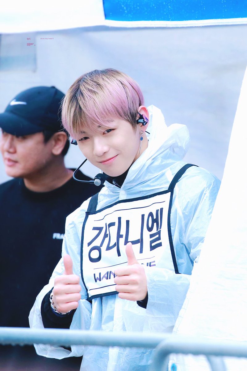 trigger_1210's tweet photo. 180404 비오는날 우리 멈무 신났었지😍😍🤭🤭#강다니엘 #KangDaniel #워너원 #WANNAONE https://t.co/gEjpLHAbRv
